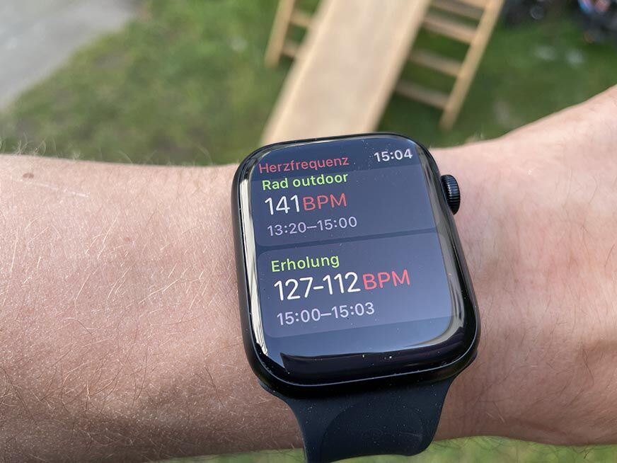 На Apple Watch Series 7 можно увидеть измерение частоты сердечных сокращений во время занятий спортом.